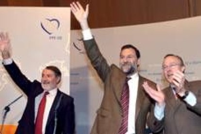 Jaime Mayor Oreja, Mariano Rajoy y Josep Piqué, ayer, en el acto de apoyo a la Constitución Europea