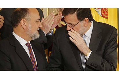 Rajoy habla con el presidente del Constitucional en el Congreso.