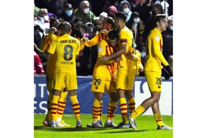 Los jugadores del Barcelona celebran el gol de la victoria ante el Linares. JOSÉ MANUEL PEDROSA