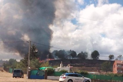 El incendio afectó a una zona de monte junto a unas casas. MIGUEL F.B.