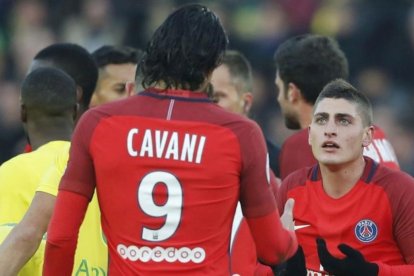 Marco Verratti comparte su incredulidad con Edinson Cavani por ver la tarjeta amarilla.