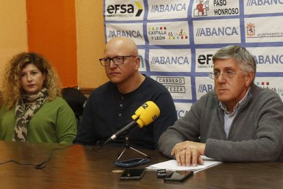 La junta directiva del Ademar compareció ayer públicamente para trasladar su apoyo a Cadenas, pero sin garantizar su continuidad. FERNANDO OTERO