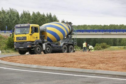 Remates en los accesos a la A-60 en el tramo Puente Villarente-Santas Martas. CARLOS S. CAMPILLO