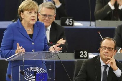 Merkel interviene ante el pleno del Parlamento Europeo, junto a Hollande, este miércoles.