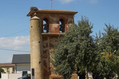 Algunos rincones del municipio de Urdiales del Páramo, que componen la localidad del mismo nombre, Mansilla y Villarrín del Páramo. El paisaje es característico del Páramo leonés y la agricultura es sin duda su motor económico desde tiempos inmemoriales. Sus iglesias o la torre de Barrio de Urdiales, son en gran medida sus más relevantes atractivos culturales de un municipio con pasado, presente y futuro que abre sus puertas al visitante para que este pueda apreciar la esencia de una tierra acogedora y que mantiene sus tradiciones.