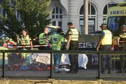 Los servicios de emergencia atienden a heridos en el atropello frente a la estación Central de Ámsterdam.