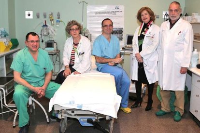 Emilio Bronte, anestesista; Paloma Blanco, rehabilitadora; Jorge Gutiérrez, anestesista; Pilar Fernández, directora médica, y Javier Álvarez, psiquiatra, los encargados de la nueva consulta en el servicio de la Unidad del Dolor del Hospital de León.