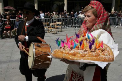 Imagen de archivo de una boda maragata con el tradicional bollo.