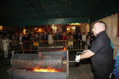 Magosto en la Plaza de San Martín. Castañas asadas.  León. 08 - noviembre -2015. Secundino Pérez