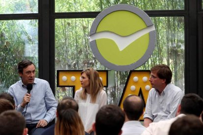 Rafael Hernando, junto a Ana Isabel Pérez y José Luis Martínez Almeida. BALLESTEROS