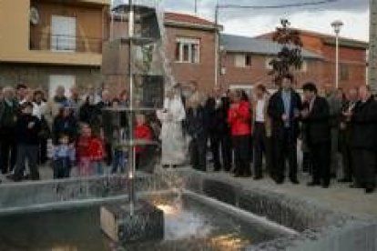 Un momento de la inauguración de una de las plazas de la localidad