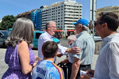 Antonio Silván, saludando a varios leoneses en el centro de la ciudad. DL