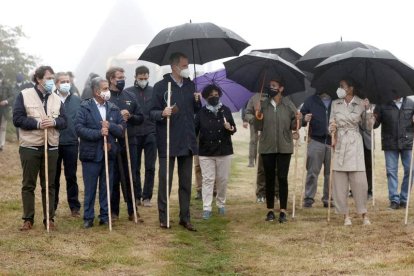 Mañueco, primero de la izquierda, con los reyes y presidentes autonómicos en Roncesvalles. JESÚS DIGES