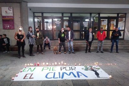 Concentración con velas en la plaza del Ayuntamiento. DL