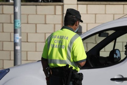 Control de la Guardia Civil en León. MARCIANO PÉREZ