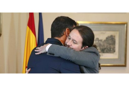 abrazo pedro sánchez y pablo iglesias