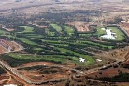 Vista aérea del campo del golf que se encuentra en la localidad leonesa