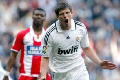 Huntelaar en un partido con la camiseta blanca.