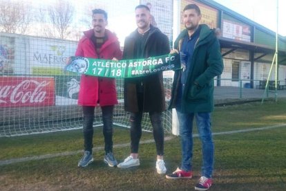 Valentín, Kike Reguero y Menéndez en su presentación como jugadores del Atlético Astorga. TRANCA