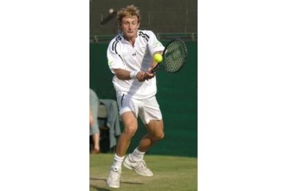 Juan Carlos Ferrero resta una bola en la hierba de Wimbledon