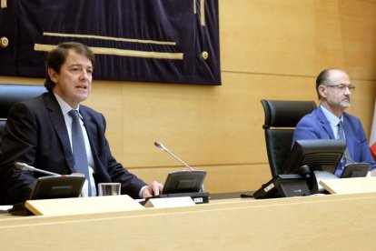 Alfonso Fernández Mañueco y Luis Fuentes, ayer en la Cortes con la distancia de seguridad.