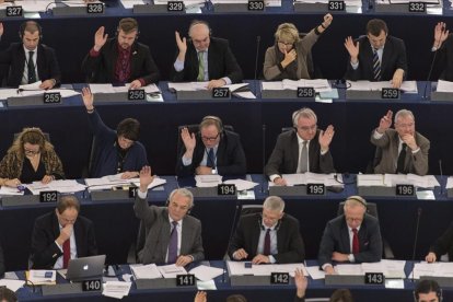 Varios eurodiputados votan a mano alzada en un pleno de la Eurocámara en una foto de archivo