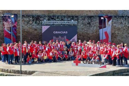 Un nutrido grupo de personas voluntarias de Cruz Roja se reunieron ayer en Valencia de Don Juan. ACACIO