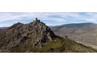 Una imagen panorámica del macizo volcánico de Truchas, sobre el que se asienta el castillo de Valdavido. J.F.L.