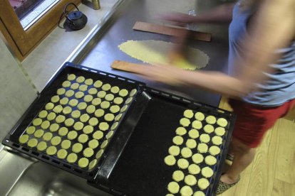 María expande la masa quebrada de las galletas.