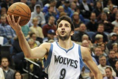 Ricky Rubio entra a canasta ante los Pistons.