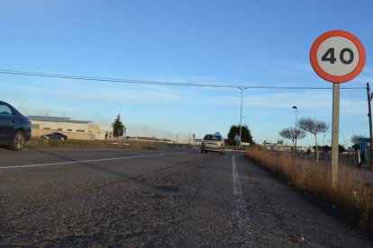 Estado que presenta el asfalto en la circunvalación de Santa María del Páramo. MEDINA