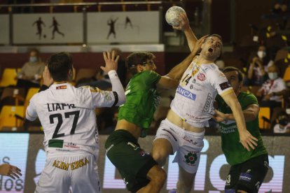 Milosavljevic se dispone a lanzar ante la portería del BM Logroño. En la acción Serradilla intenta frenar al central serbio del Abanca Ademar. FERNANDO OTERO