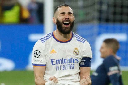 Benzema se ha convertido en el gran héroe del Madrid tras sus tres goles al PSG. JUANJO MARTÍN