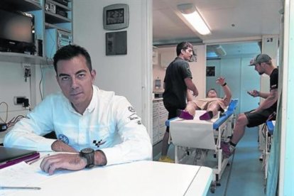 El doctor Michele Zasa, sentado tras su pequeña mesa en el interior de la Clínica Móvil.