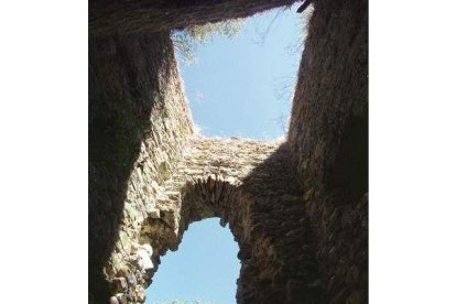 Restos del castillo de Benar, la que fue primera fortaleza patrimonial de los Quiñones, y que hoy es