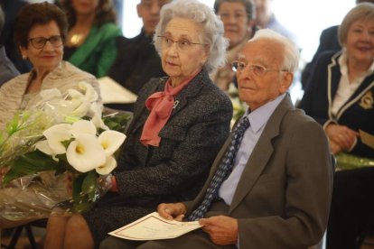 Josefa Fernández y Julio de Paz con el ramo de flores y el diploma de sus bodas de platino. RAMIRO