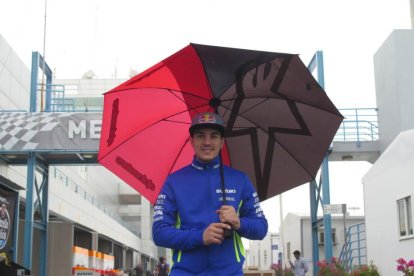 Maverick Viñales pasea por el lluvioso ‘paddock’ del circuito de Losail (Doha, Catar).