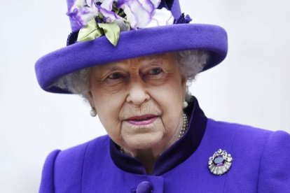 Fotografía de archivo fechada el 24 de noviembre de 2016 que muestra a la reina Isabel II de Inglaterra tras asistir a la misa de Acción de Gracias en la abadía de Westminster. ANDY RAIN