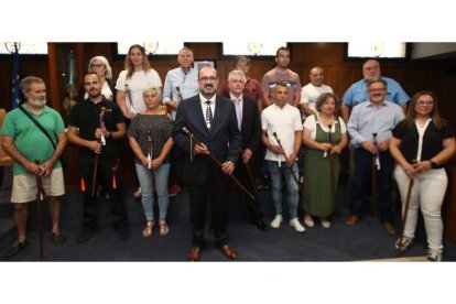 Los nuevos pedáneos y vocales de las 17 juntas vecinales que tomaron ayer posesión del cargo con el alcalde Marco Morala. L. DE LA MATA