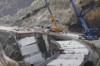 Imagen reciente del viaducto del Castro que se vino abajo en la A-6 por dos veces. L. DE LA MATA