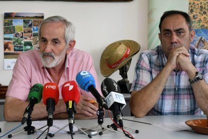 El secretario general de UGAL-UPA, Matías Llorente (I), acompañado del vicesecretario del sindicato Valentín Martínez(D) durante la presentación de la XXXVI Fiesta Campesina en la localidad de Veguellina de Órbigo.