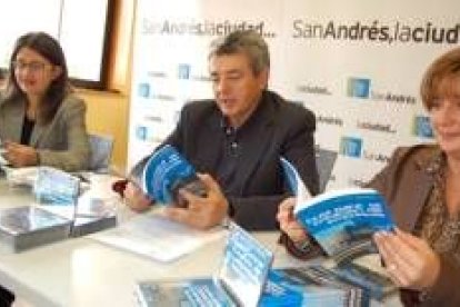 Carmen Bernardo, Miguel Martínez y Teresa Cigales durante la presentación de la guía