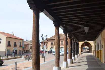 La imagen muestra una de las principales plazas porticadas
de Valderas. MEDINA