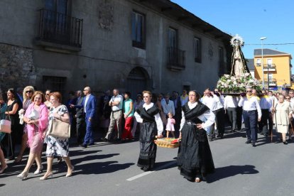 Procesión con la imagen de la Soledad a su paso por la calle principal de Camponaraya. L. DE LA MATA