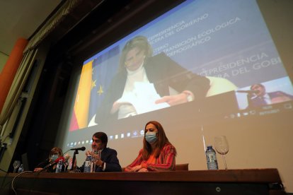 Suárez-Quiñones y Virginia Barcones, durante la comparecencia de la ministra. ANA F. BARREDO