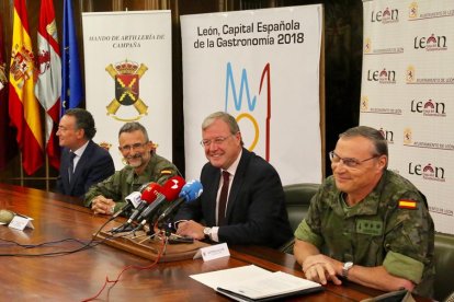 El alcalde, Antonio Silván, el general jefe del MACA, Luis Carlos Torcal, el subdelegado de Defensa, el coronel Javier Álvarez Campana y el concejal de Seguridad y Movilidad, Fernando Salguero durante la presentación de la jura de bandera civil.