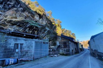 Los derrumbes afectan ya a algunos inmuebles y amenazan con colapsar la carretera. DL