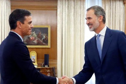 El rey Felipe junto a Pedro Sánchez esta tarde. EFE