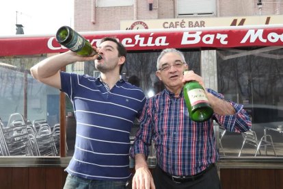 José Ángel Álvarez Ramos y Orcesino Álvarez Álvarez, propietario actual y fundador del Bar Moderno celebran los dos premios vendidos en su establecimiento.