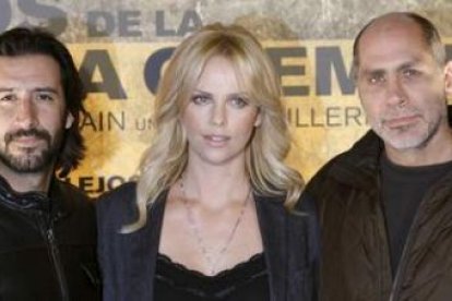 El actor José María Yazpik, Charlize Theron y el director mexicano Guillermo Arriaga, ayer en Madrid